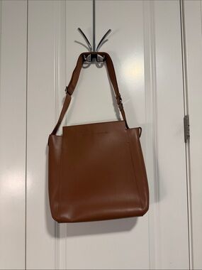 EUC Everlane form messenger bag - camel